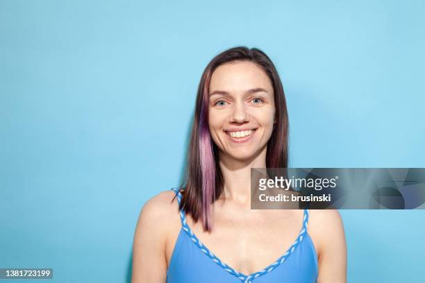 close up studio portrait of 30 year old woman with purple hair - 30 year old woman stockfoto's en -beelden