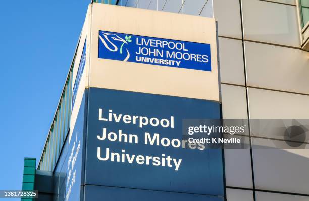 リバプール・ジョン・ムーアズ大学の建物 - liverpool training session ストックフォトと画像