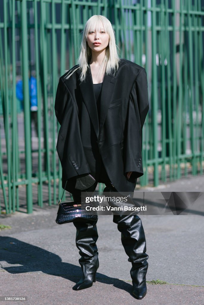 Surichinmoi Debilidad superávit Kat Zhang poses wearing Balenciaga after the Balenciaga show during...  Fotografía de noticias - Getty Images