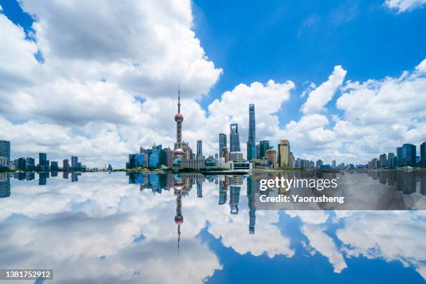 shanghai skyline - shanghai tower schanghai stock-fotos und bilder