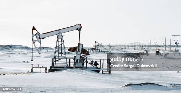 pompe gelée à l’huile et hiver froid et enneigé - derrick photos et images de collection