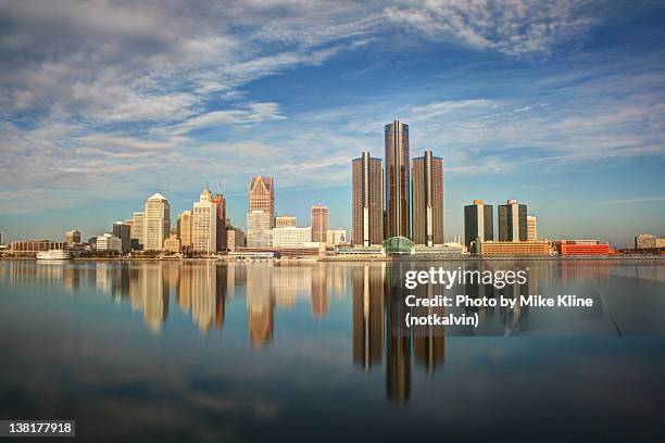 detroit city reflection in river - detroit river stockfoto's en -beelden