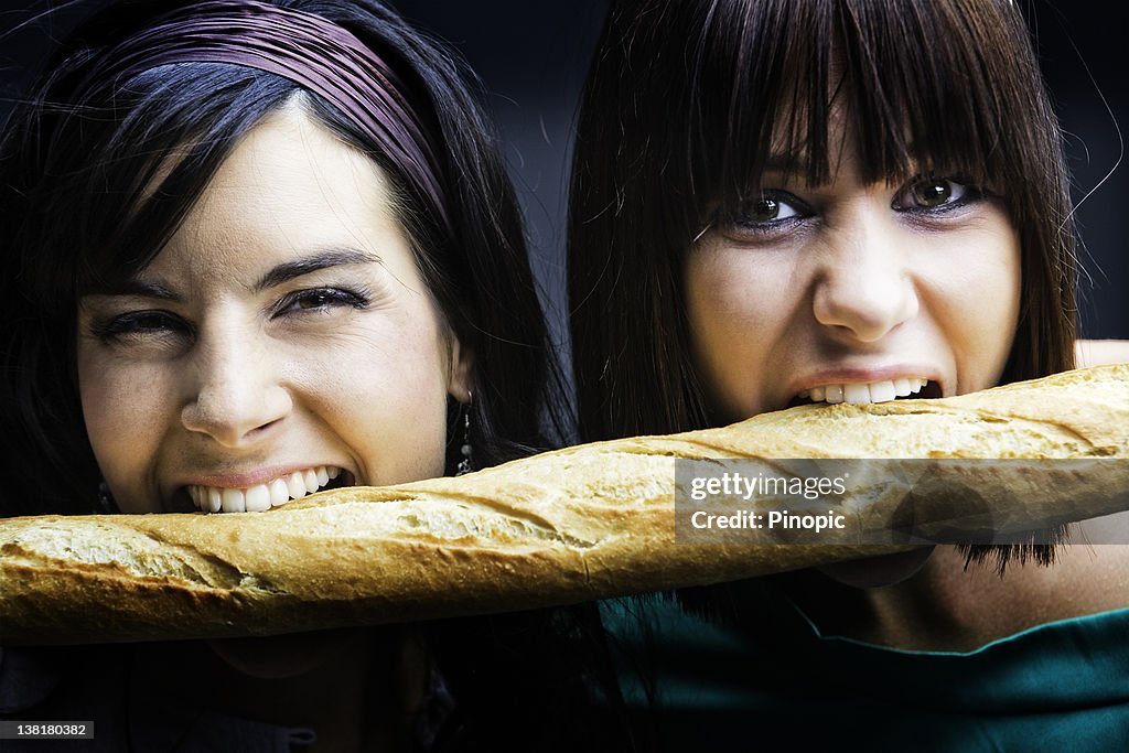 Mädchen isst eine französische Brotlaib