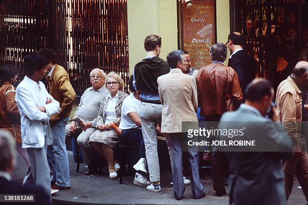 Photo prise le 11 août 1982 dans le quartier du Marais à Paris, de personnes patientant devant la façade du restaurant-traiteur Jo-Goldenberg après...