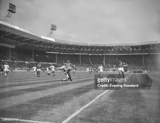 Milan plays Benfica in the 1963 European Cup Final at Wembley in London, UK, 22nd May 1963. Portuguese striker Eusébio of Benfica shoots for goal in...