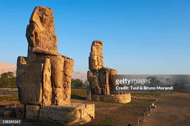 egypt, nile valley, luxor, colossi of memnon - colossi of memnon stock pictures, royalty-free photos & images