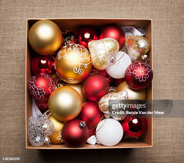 box with christmas decorations. - weihnachtsdekoration stock-fotos und bilder