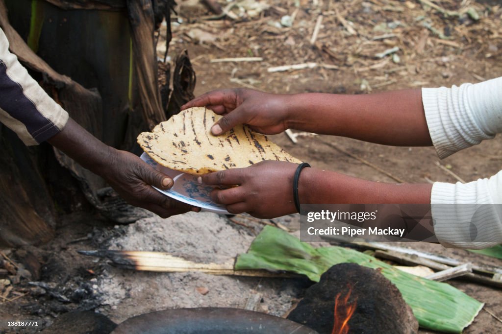 Serving a man indera, Ethiopia