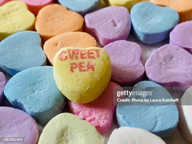 candy hearts - candy hearts stockfoto's en -beelden