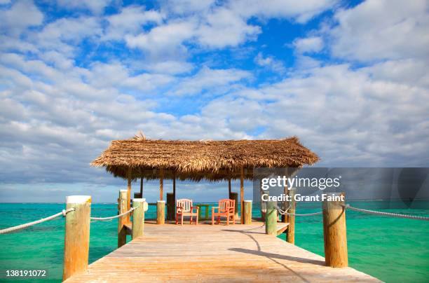 sea dock with chairs. - new providence - fotografias e filmes do acervo