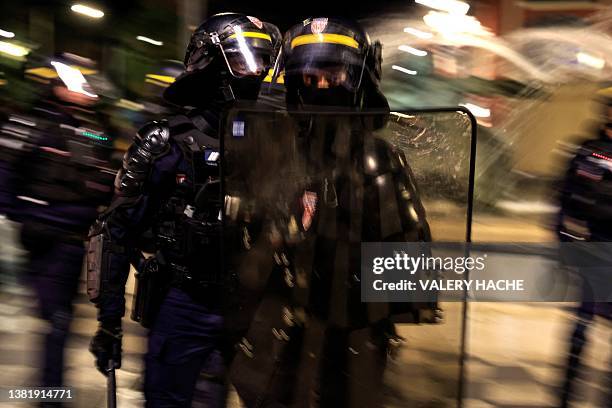 Smiling Riot Police 3,609 Crs Riot Police Stock Photos, High-Res Pictures, and Images ...