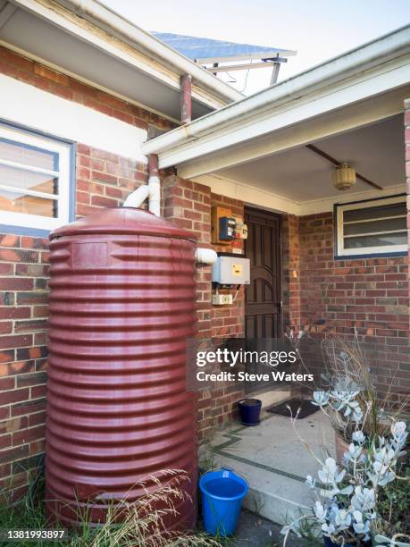 rainwater tank for garden use fitted to a 1920s house in thornbury, melbourne. - vorratstank stock-fotos und bilder