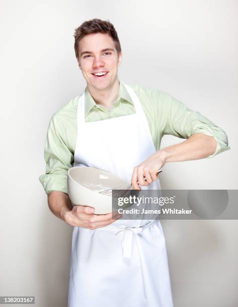 young male cook - schürze stock-fotos und bilder