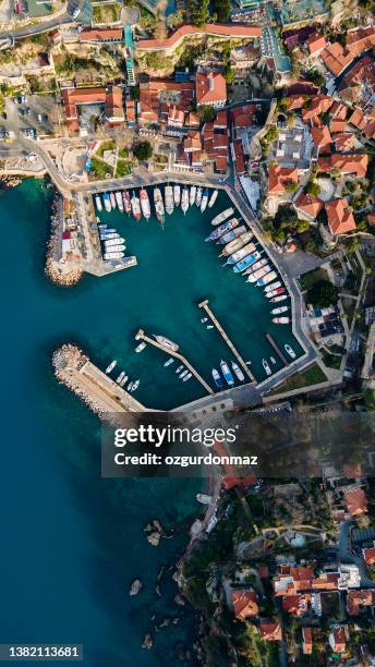 luftaufnahme des hafens von antalya (kaleici), antalya, türkei - antalya city stock-fotos und bilder