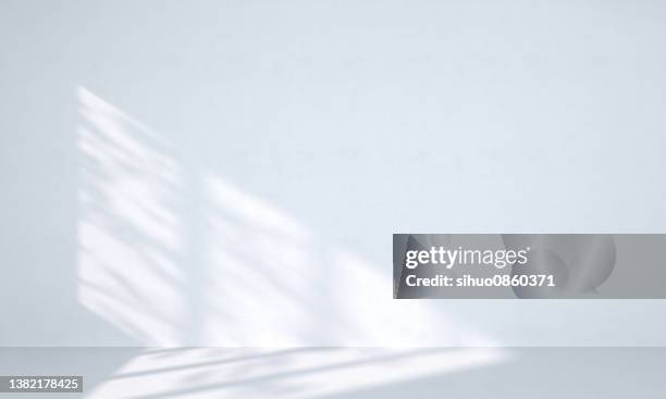 ombre sur un mur blanc - wallpaper photos et images de collection