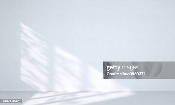 ombra su un muro bianco - empty office foto e immagini stock