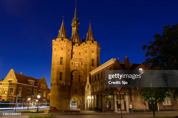 puerta de sassenpoort en zwolle por la noche - zwolle fotografías e imágenes de stock