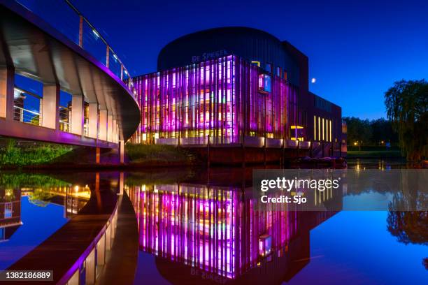 spiegel theatre en zwolle por la noche con luces de colores iluminando el edificio - overijssel fotografías e imágenes de stock