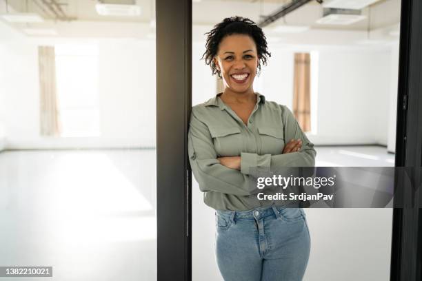 confident female real estate agent of black ethnicity - authentic real stockfoto's en -beelden