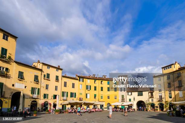 lucca, piazza dell'anfiteatro (toskana, italien) - lucca stock-fotos und bilder