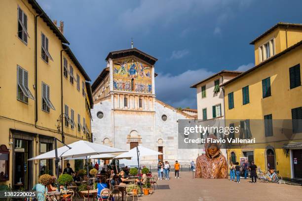 lucca, basilica of san frediano (tuscany, lucca) - basiliek stockfoto's en -beelden