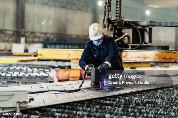 trabajador en proceso de control de corte por plasma - pantalla plasma fotografías e imágenes de stock