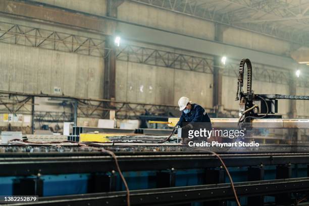 worker in process of controlling plasma cutting - liquid crystal display stock pictures, royalty-free photos & images