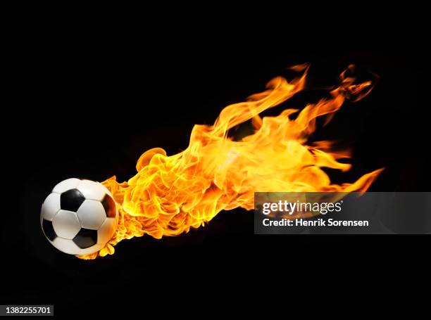 ball on fire - liga de fútbol fotografías e imágenes de stock