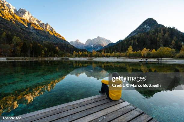 person enjoying the view of a mountain lake - eslovênia - fotografias e filmes do acervo