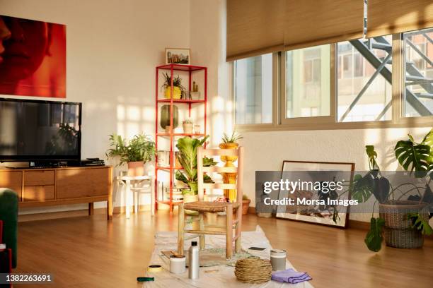 empty chair in living room at home - restoration style photos et images de collection