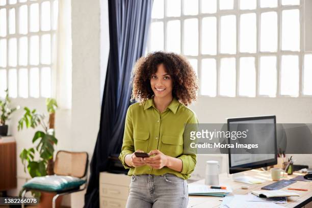 smiling female professional using smart phone - vestido verde - fotografias e filmes do acervo