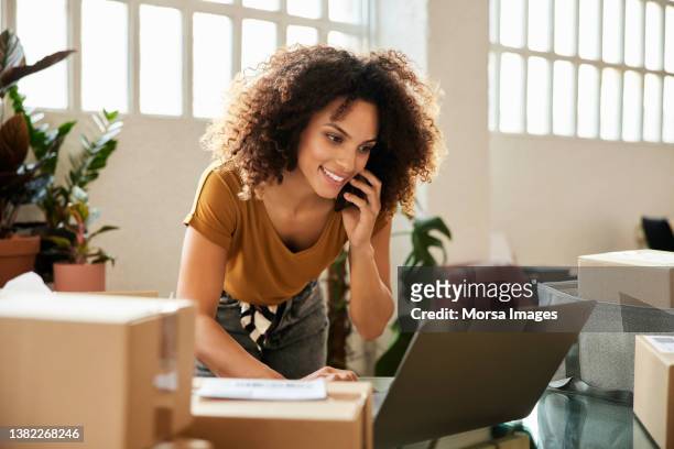 entrepreneur using laptop at home office - online chat imagens e fotografias de stock