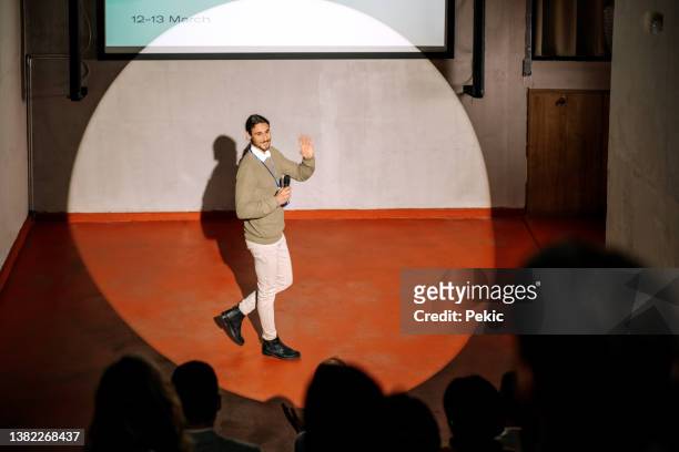 public speaker coming to stage and greeting crowd - awards gala press room stock pictures, royalty-free photos & images