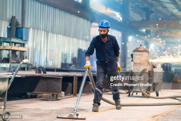 metalmeccanico che utilizza l'aspirapolvere - aspirapolvere foto e immagini stock