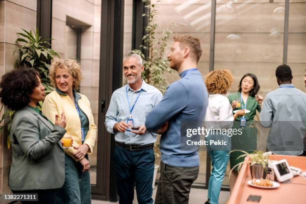 groupe de gens d’affaires ayant une conversation décontractée pendant une pause rafraîchissement - lunch photos et images de collection