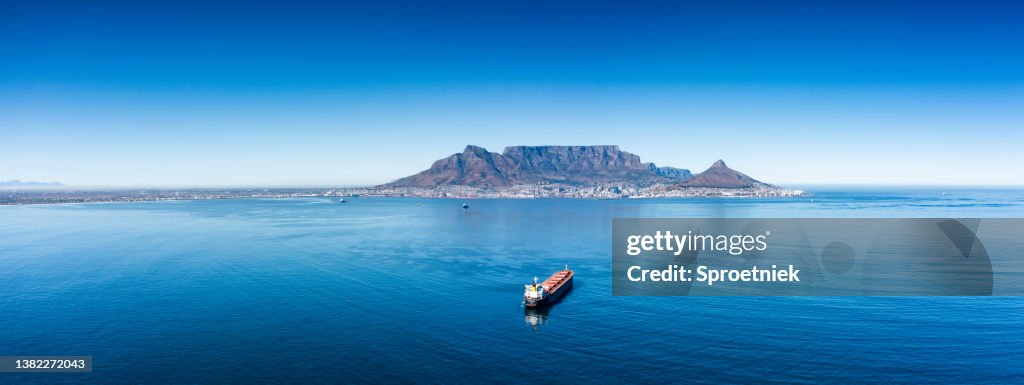 Panorama aéreo do navio de carga que entra no porto de Table Bay