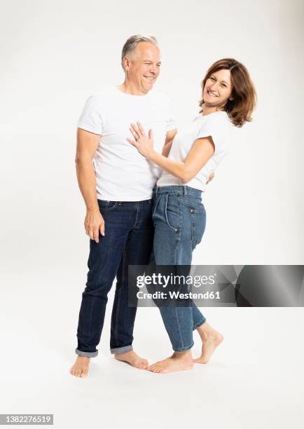 happy couple standing in studio - 40s woman t shirt studio imagens e fotografias de stock