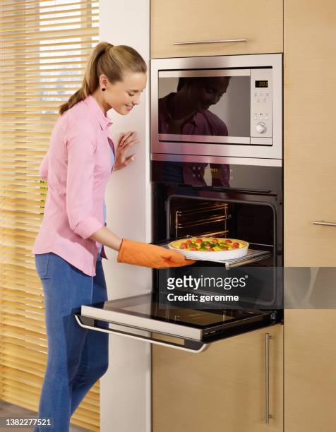 baking - microwave oven stockfoto's en -beelden