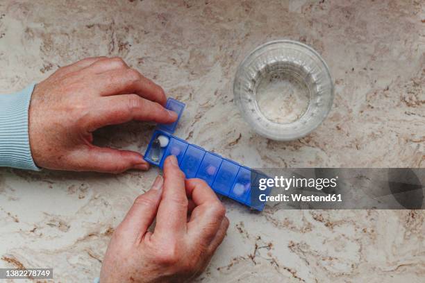 senior woman with pill box container - tablettenbox deutsch stock-fotos und bilder