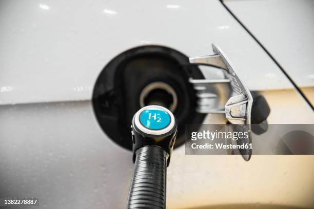 refuelling of modern hydrogen-fueled car - wasserstoff stock-fotos und bilder