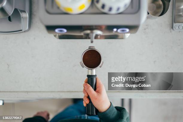 mujer haciendo café en casa - espresso maker fotografías e imágenes de stock