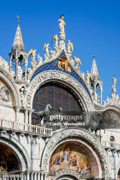 italy, veneto, venice, ornate facade of saint marks basilica - basilica di san marco stock-fotos und bilder