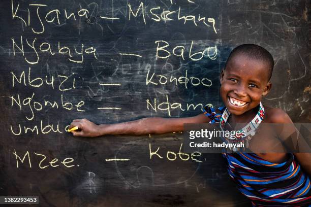 kleiner afrikanischer junge während des swahili sprachkurses, ostafrika - schwarz ethnischer begriff stock-fotos und bilder