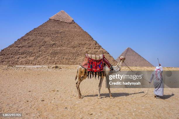 beduino y la pirámide, giza, egipto - pirámide estructura de edificio fotografías e imágenes de stock