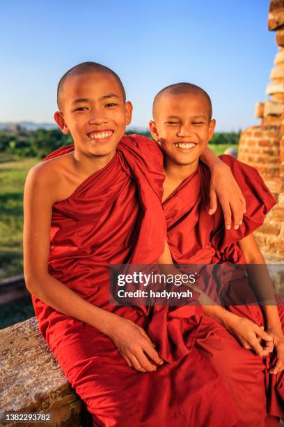 jóvenes monjes budistas posando en bagan, myanmar - burma fotografías e imágenes de stock