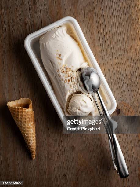 eiscreme, tahini-eis, metallkugel kratzt vanilleeis aus der box - ausschöpfen stock-fotos und bilder