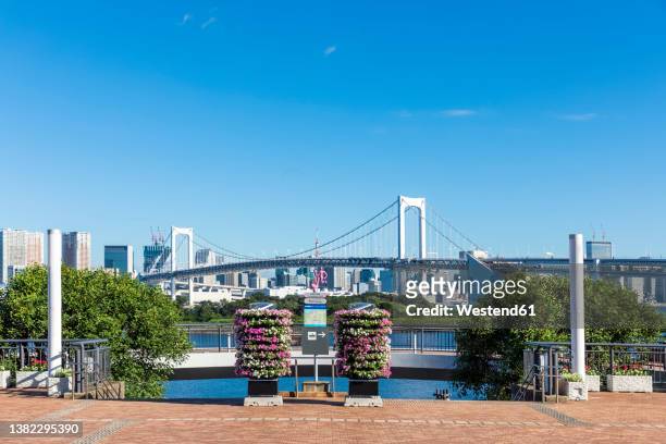 japan, kanto region, tokyo, rainbow bridge observation deck - barrio de minato fotografías e imágenes de stock