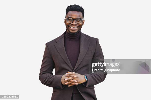 joven negro alegre hombre de negocios al aire libre mirando a la cámara con una sonrisa - businessman in suit fotografías e imágenes de stock