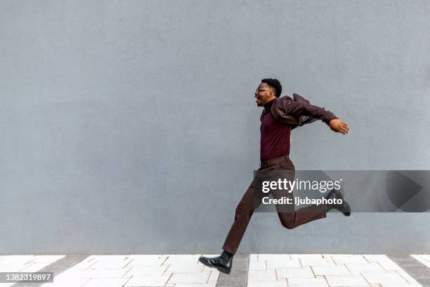 a male businessman jumping in the city - 跳 個照��片及圖片檔