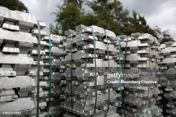 bound aluminium ingots - aluminium ingots stockfoto's en -beelden